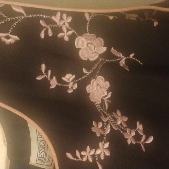 Black linen and rayon blend dress with rose pink embroidered flower design - Picture 4 of 7